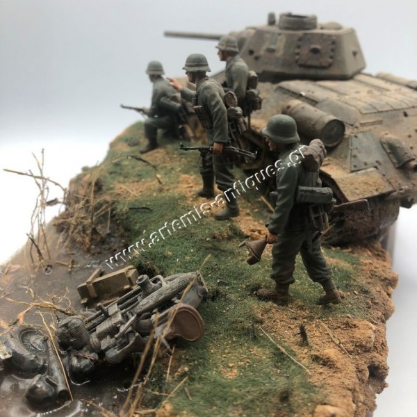 German Tank and Soldiers WW2 Diorama