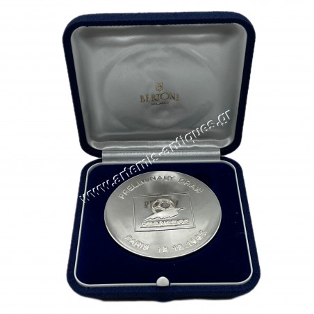 1998 FIFA WORLD CUP PRELIMINARY DRAW OFFICIAL MEDAL , RARE