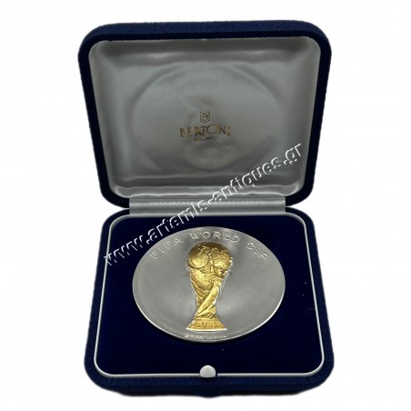 1998 FIFA WORLD CUP PRELIMINARY DRAW OFFICIAL MEDAL , RARE
